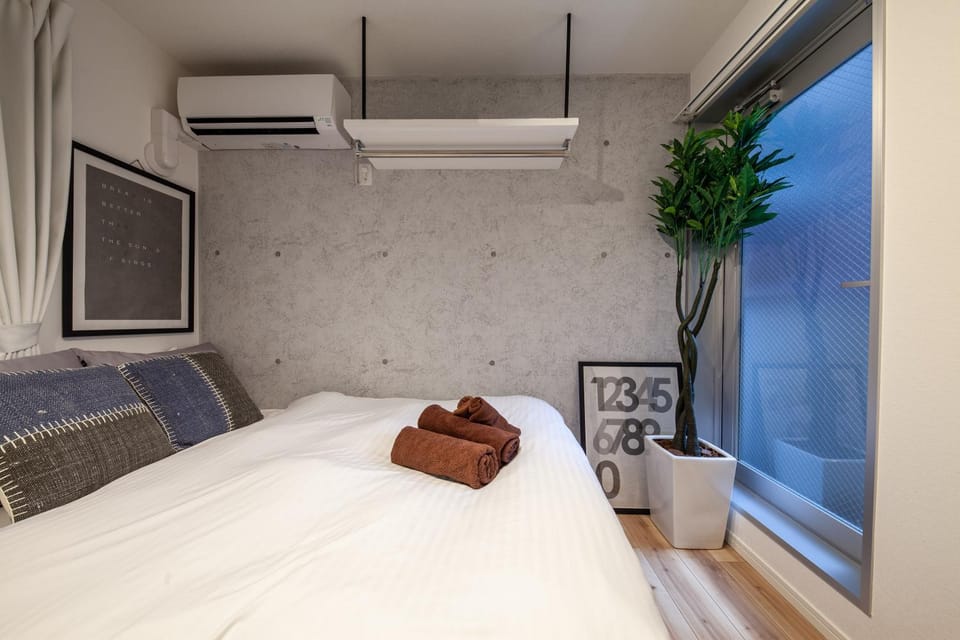 Bed, Living room, Bedroom, towels, air conditioner