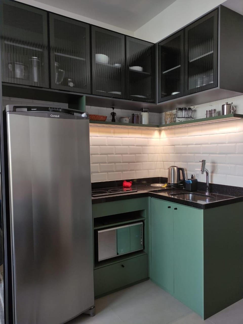Kitchen or kitchenette, minibar, oven, stove