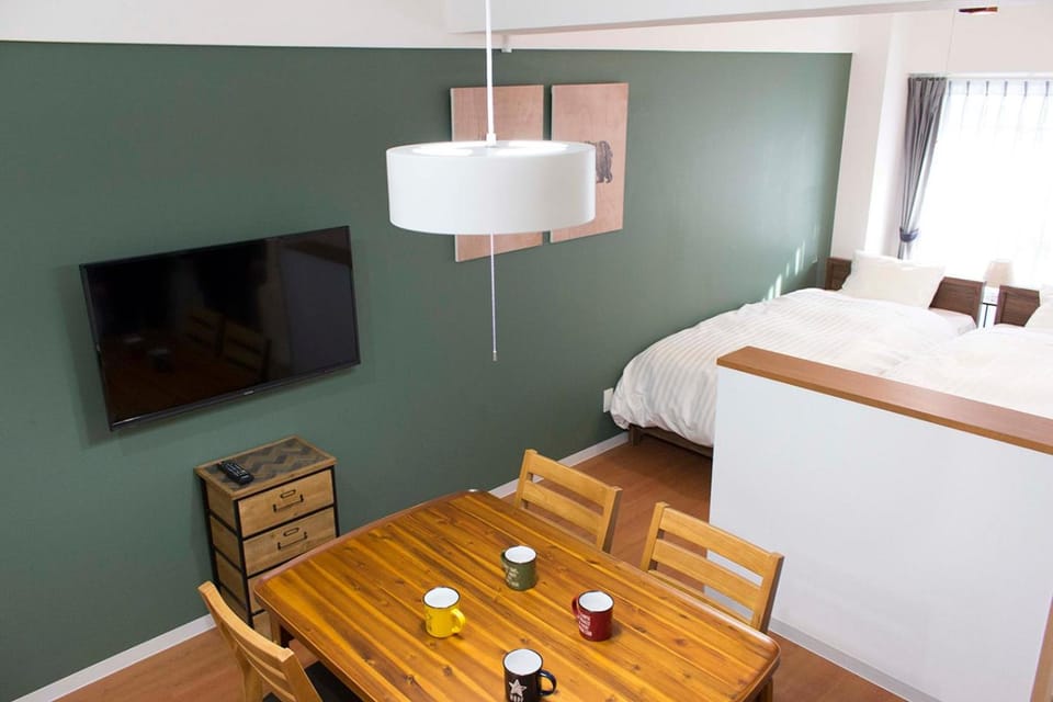 Bed, TV and multimedia, Dining area, Bedroom