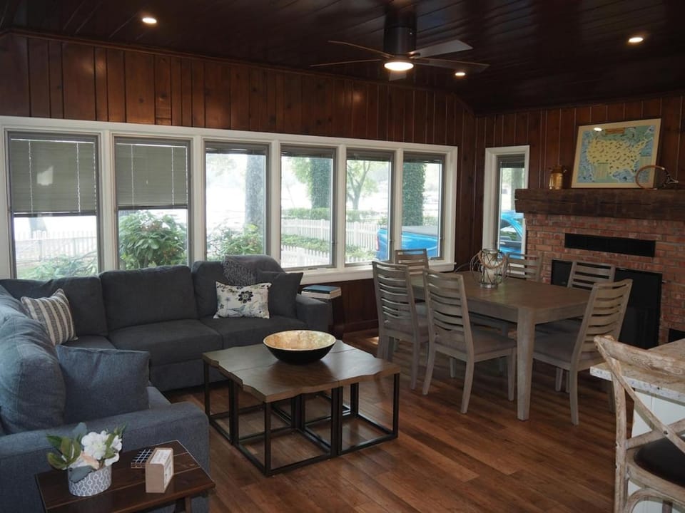 Lorlee - A Large and Luxurious Lakefront Cottage! House in Sister Lakes