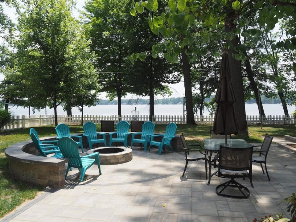 Lorlee - A Large and Luxurious Lakefront Cottage! House in Sister Lakes