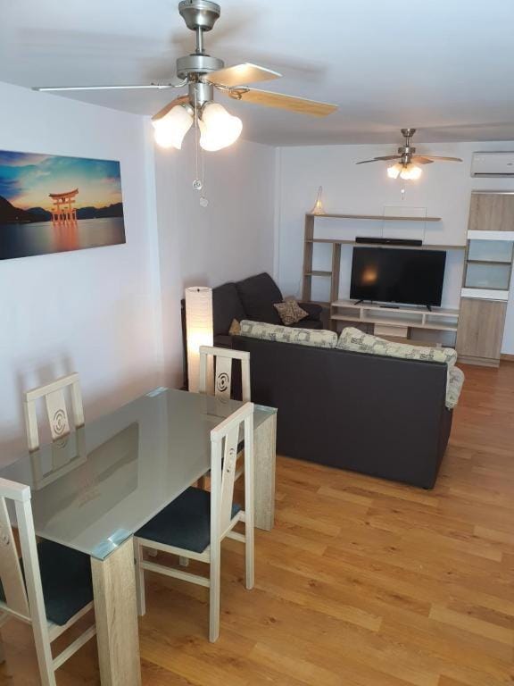 3F, Aire Acond, 85m2, 2 dormit mas sofá cama, 6 huéspedes, WIFI gratis Apartment in Andalusia