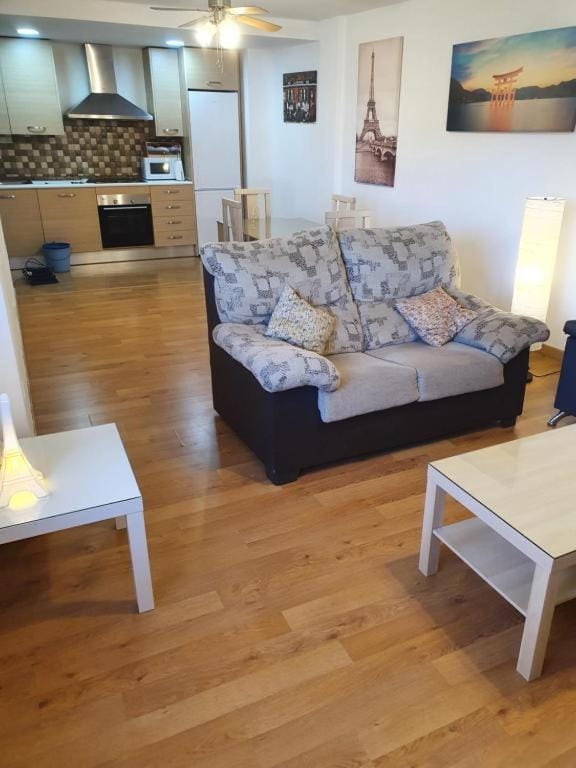 3F, Aire Acond, 85m2, 2 dormit mas sofá cama, 6 huéspedes, WIFI gratis Apartment in Andalusia