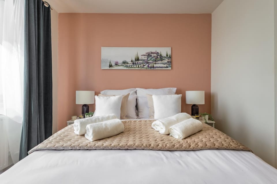 Bed, Photo of the whole room, Bedroom, towels