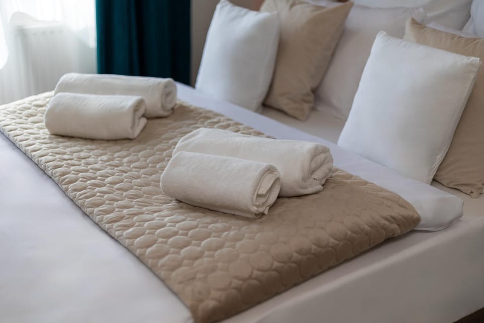 Bed, Bedroom, towels