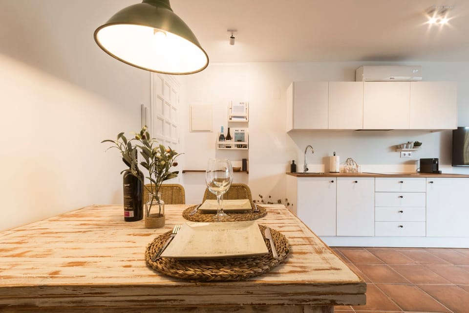 Kitchen or kitchenette, Dining area, minibar