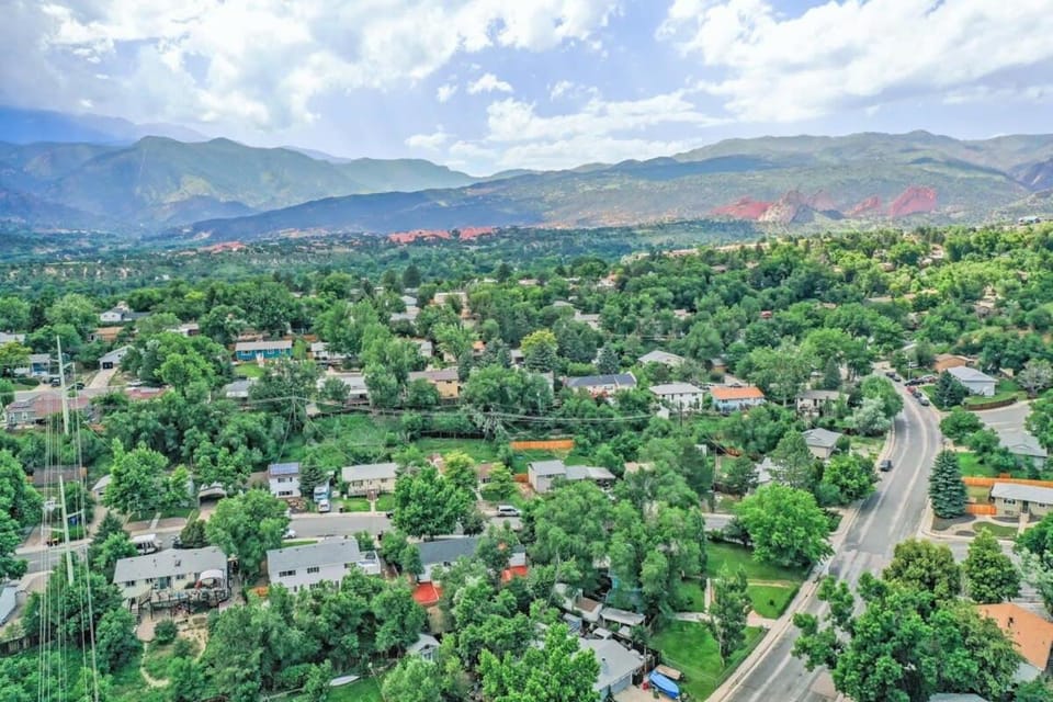 Runaway Escapade! Hot Tub, BBQ & Fire Pit House in Colorado Springs