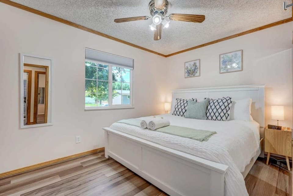 Runaway Escapade! Hot Tub, BBQ & Fire Pit House in Colorado Springs