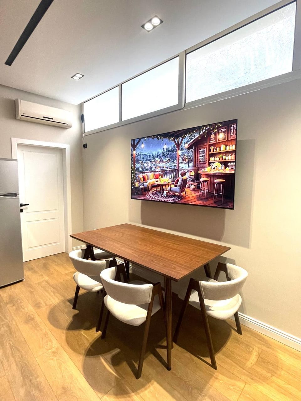 Communal lounge/ TV room, TV and multimedia, Living room, Seating area, Dining area, Evening entertainment
