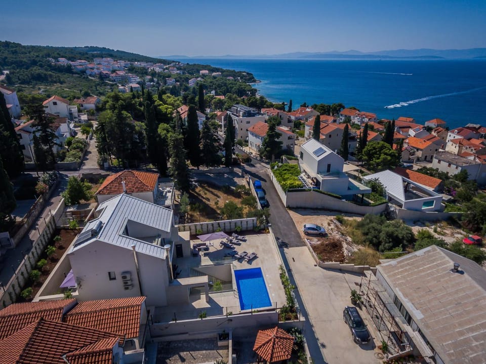 Property building, Day, Neighbourhood, Natural landscape, Bird's eye view, Sea view