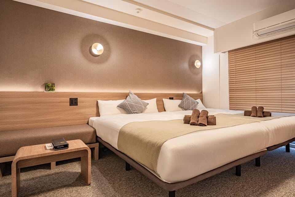 Bed, Bedroom, towels