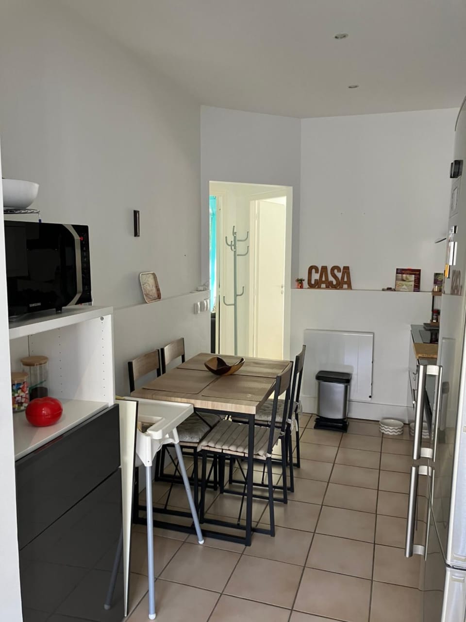 Kitchen or kitchenette, Dining area