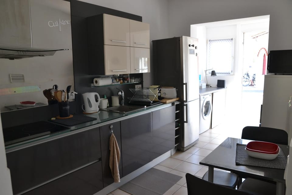 Coffee/tea facilities, Kitchen or kitchenette, Dining area, microwave, stove, toaster