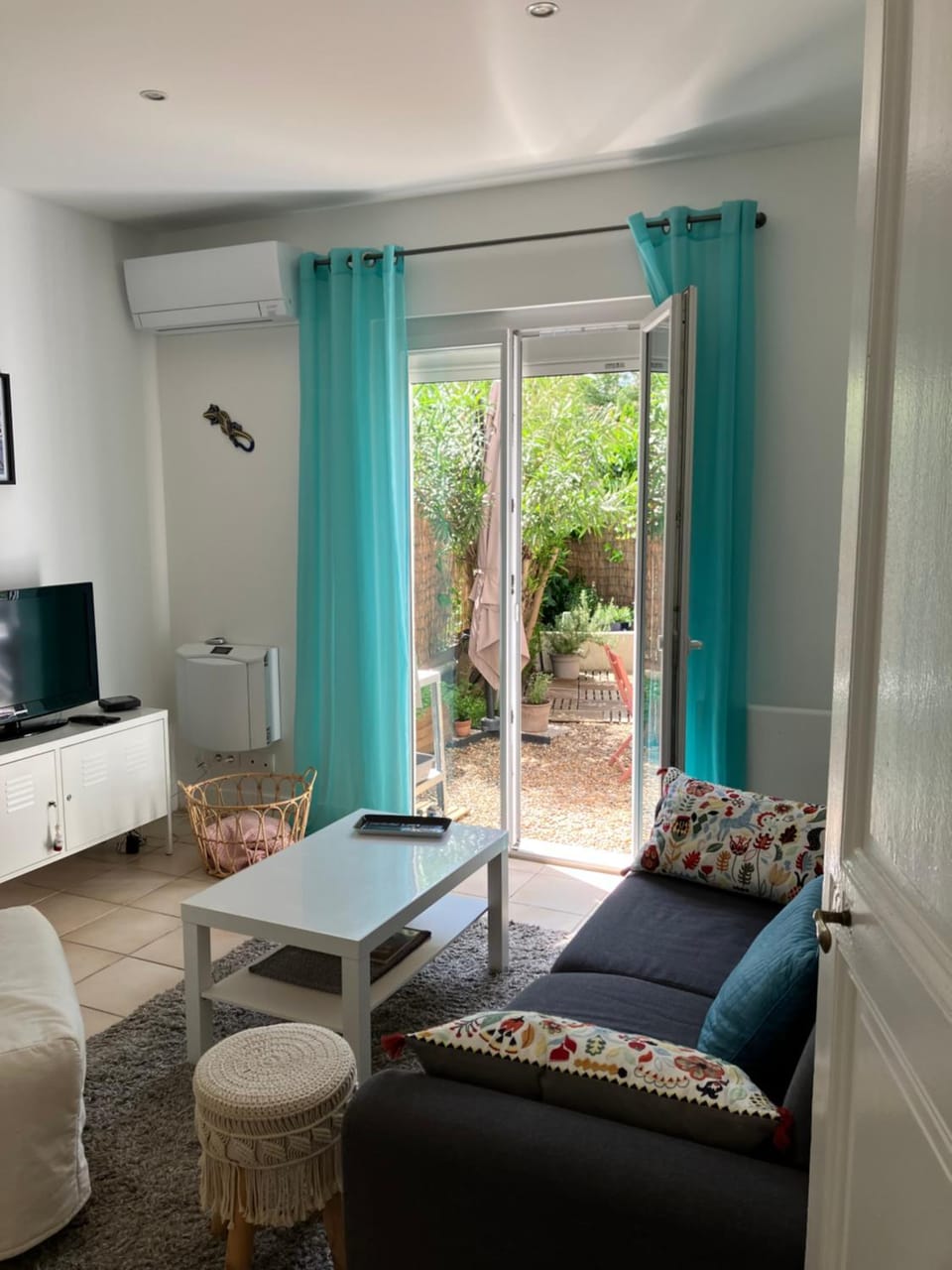 TV and multimedia, Living room, Garden view