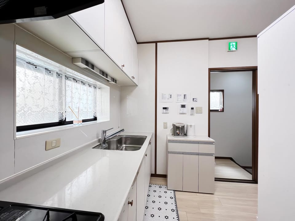 Kitchen or kitchenette, minibar
