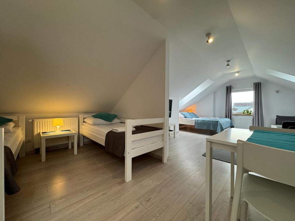 Bed, TV and multimedia, Photo of the whole room, Bedroom