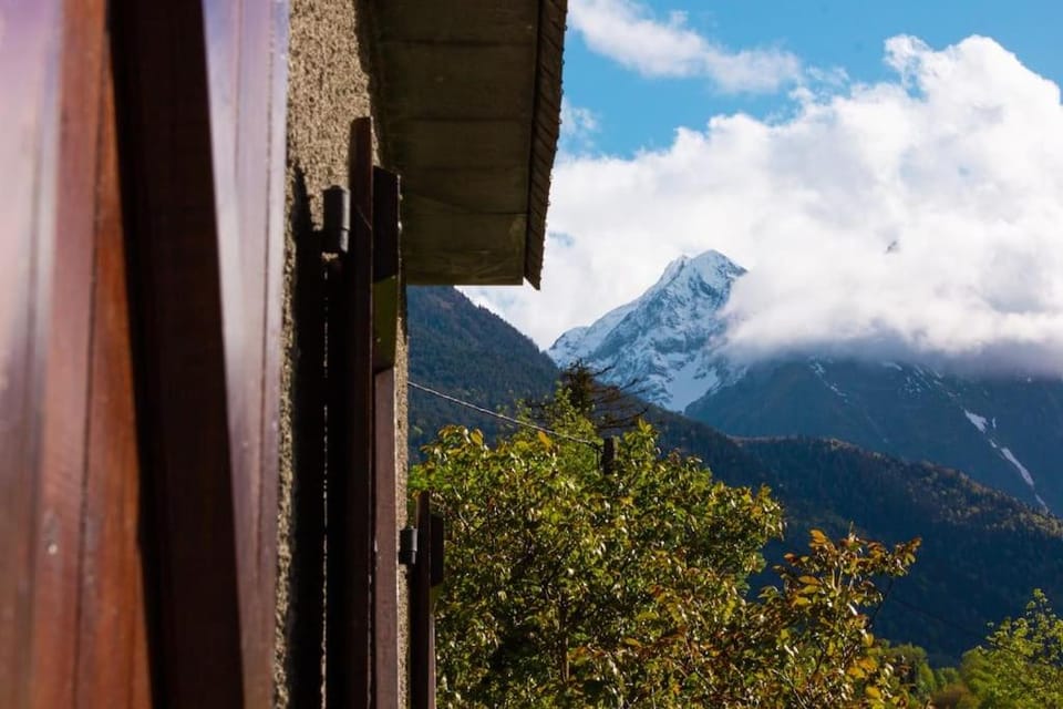 Property building, Nearby landmark, Day, Natural landscape, View (from property/room), Balcony/Terrace, Mountain view