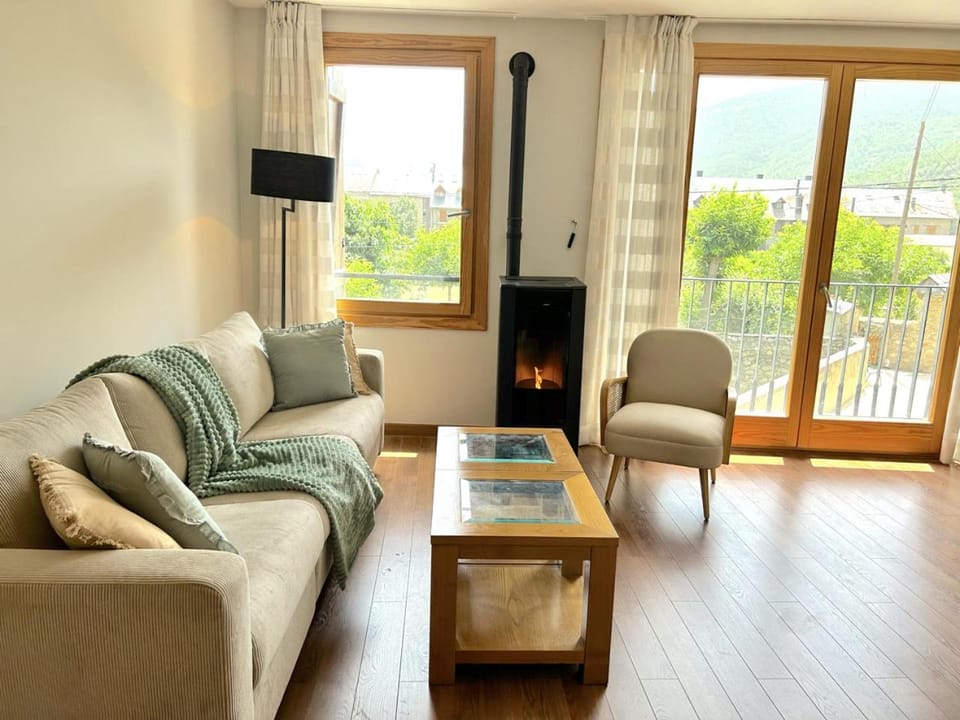 Communal lounge/ TV room, TV and multimedia, Living room, Seating area, Evening entertainment, internet
