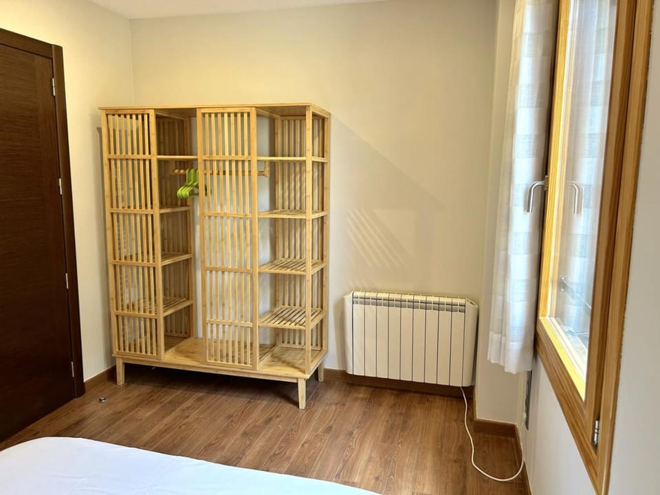 Bed, Photo of the whole room, Bedroom, internet, wardrobe