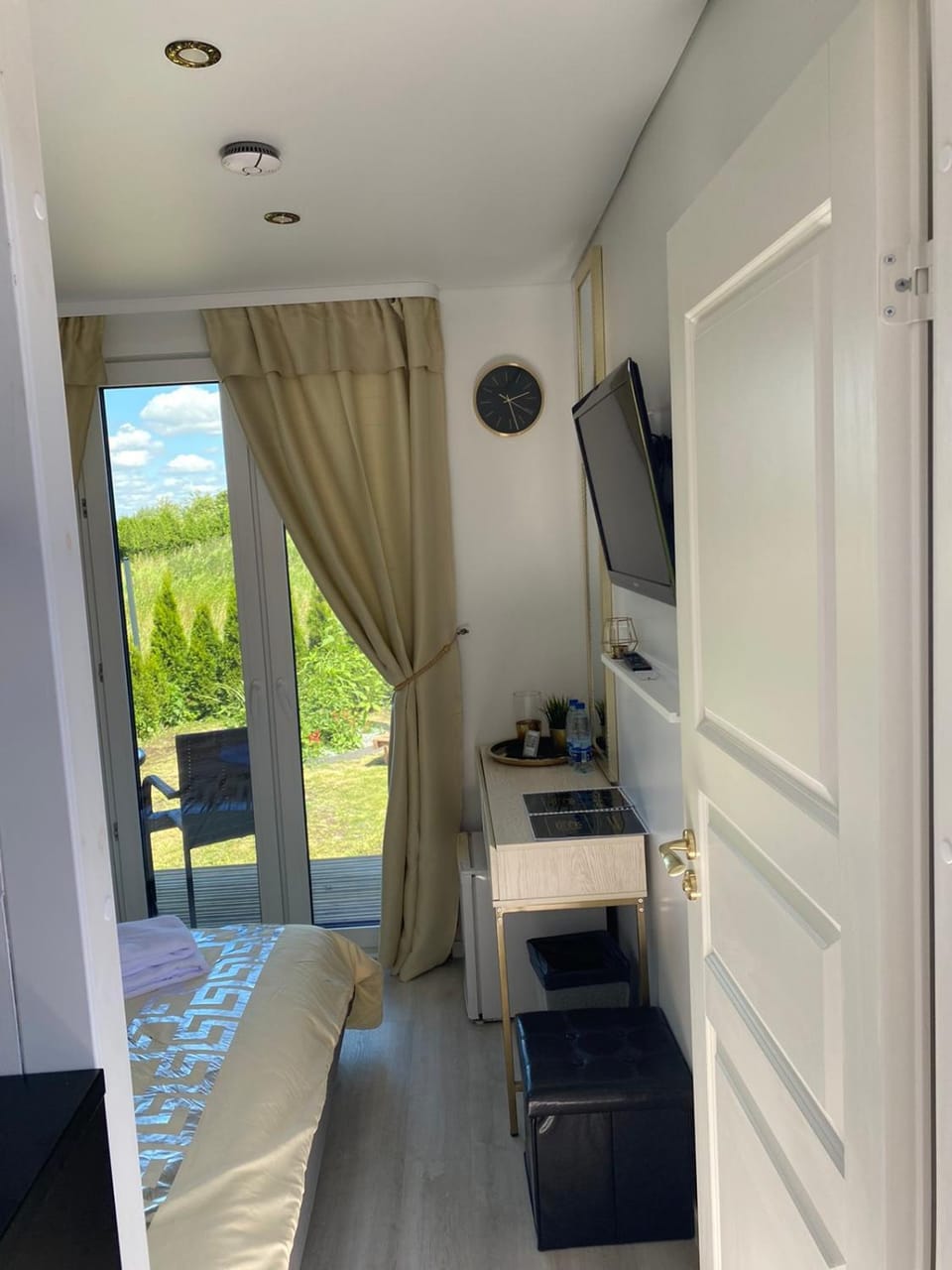 Communal lounge/ TV room, Bed, Natural landscape, TV and multimedia, Photo of the whole room, Seating area, Bedroom, hair dresser