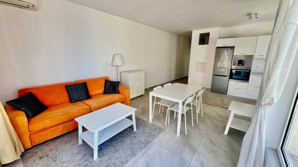 Kitchen or kitchenette, Living room, Seating area, Dining area, oven, air conditioner
