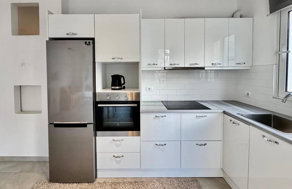 Coffee/tea facilities, Kitchen or kitchenette, dishwasher, oven, stove