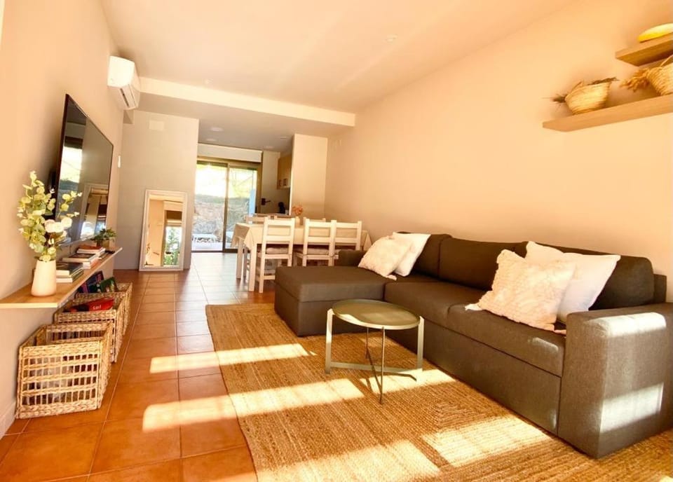 TV and multimedia, Seating area, Dining area