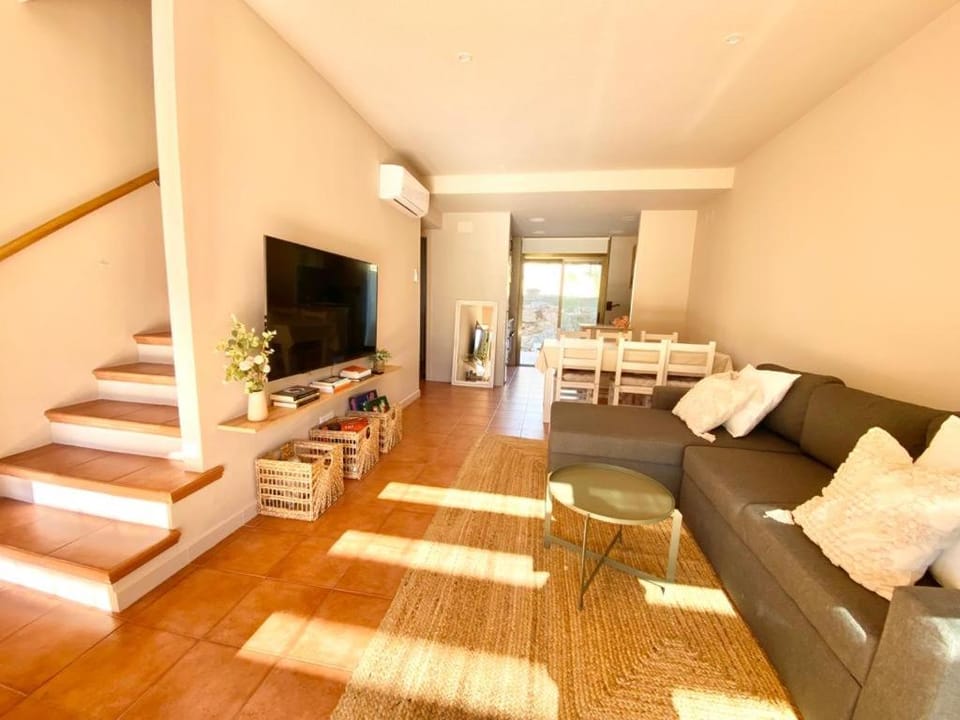 TV and multimedia, Living room, Seating area, Dining area
