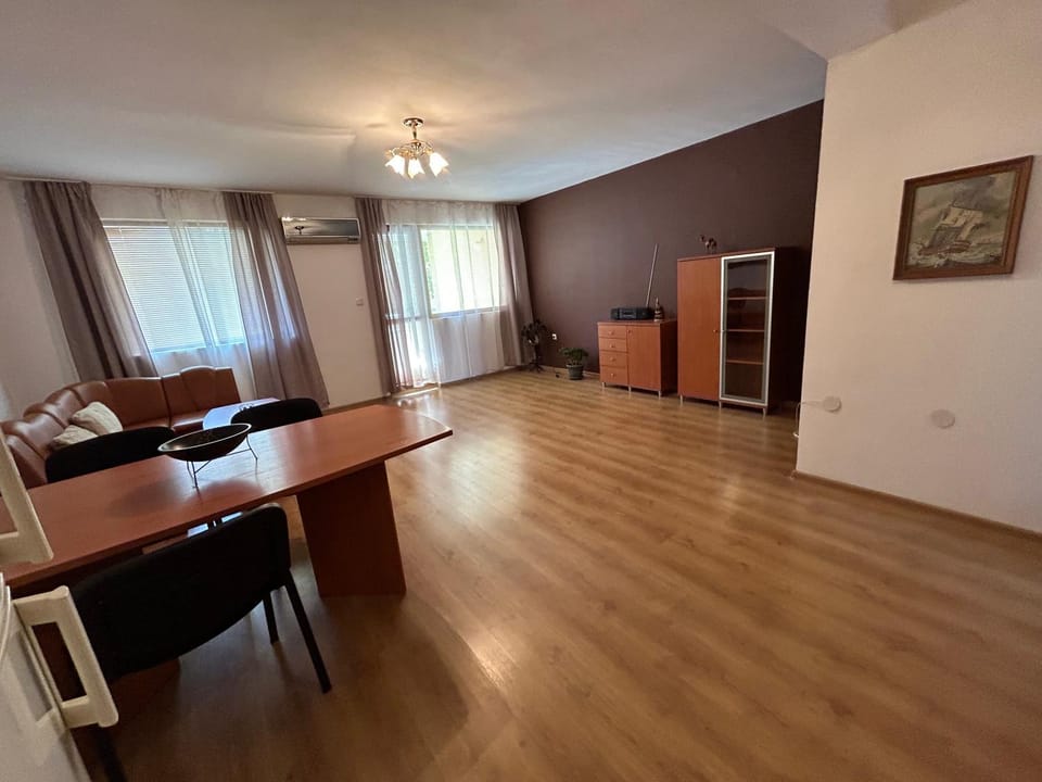 TV and multimedia, Kitchen or kitchenette, Living room, Seating area