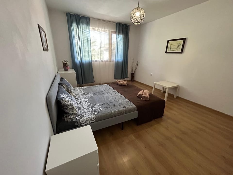 TV and multimedia, Seating area, Bedroom