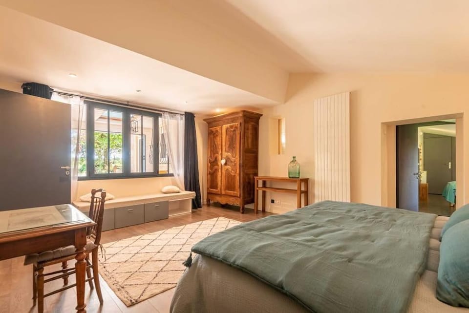 Bed, Photo of the whole room