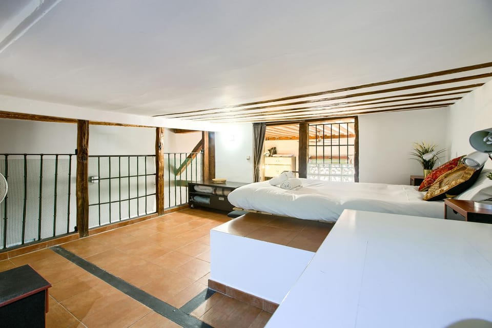 Photo of the whole room, Bedroom