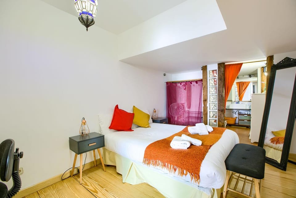 Photo of the whole room, Bedroom