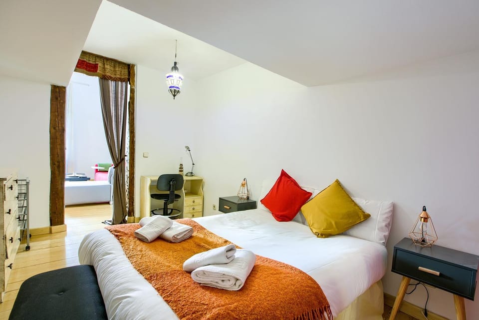 Photo of the whole room, Bedroom