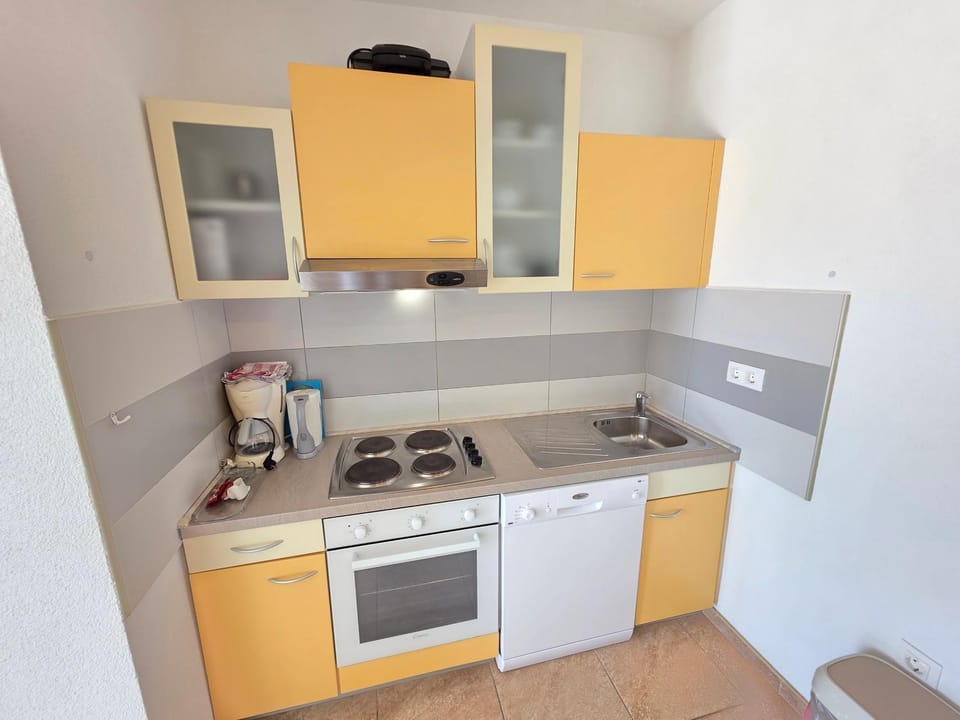 Kitchen or kitchenette, dishwasher