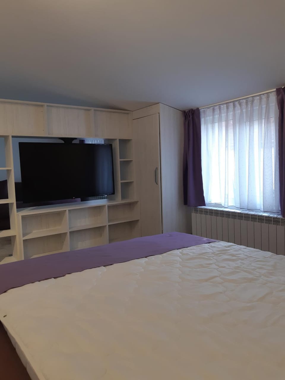 Bed, TV and multimedia, Photo of the whole room, Bedroom