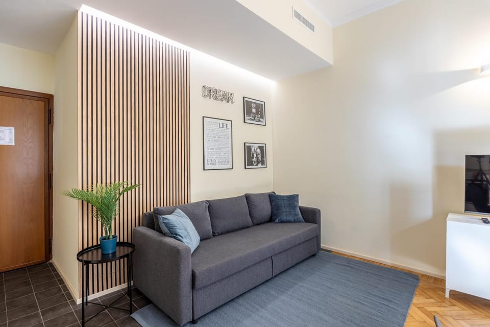 Communal lounge/ TV room, TV and multimedia, Living room, Food and drinks, Seating area, Evening entertainment, air conditioner