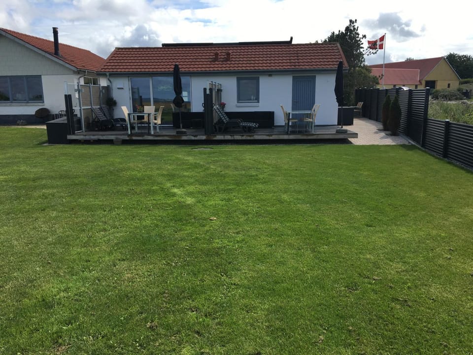 Property building, Patio, Natural landscape, Garden, sunbed