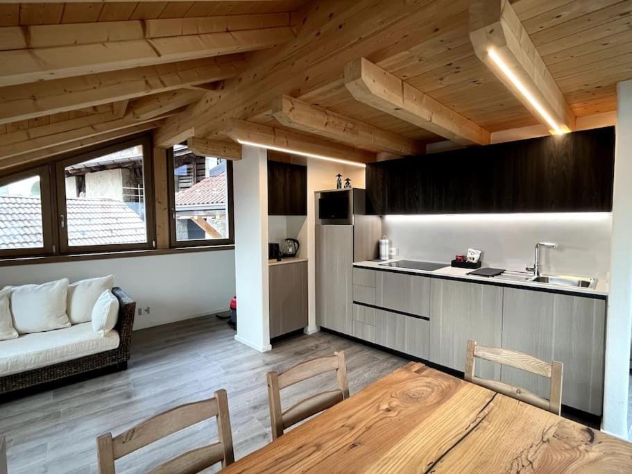 Kitchen or kitchenette, minibar, stove