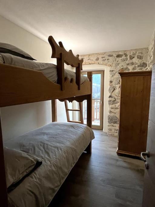 Photo of the whole room, Bedroom, bunk bed, wardrobe