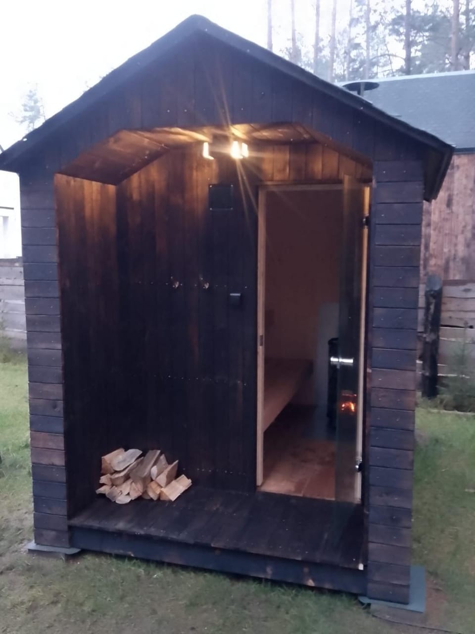 Domek lubiana180 SCANDI wśród drzew JACUZZI SAUNA KOMiNEK i TARAS na dachu jezioro Kaszuby Pieski tylko do 10kg za dodatkową opłatą House in Pomeranian Voivodeship