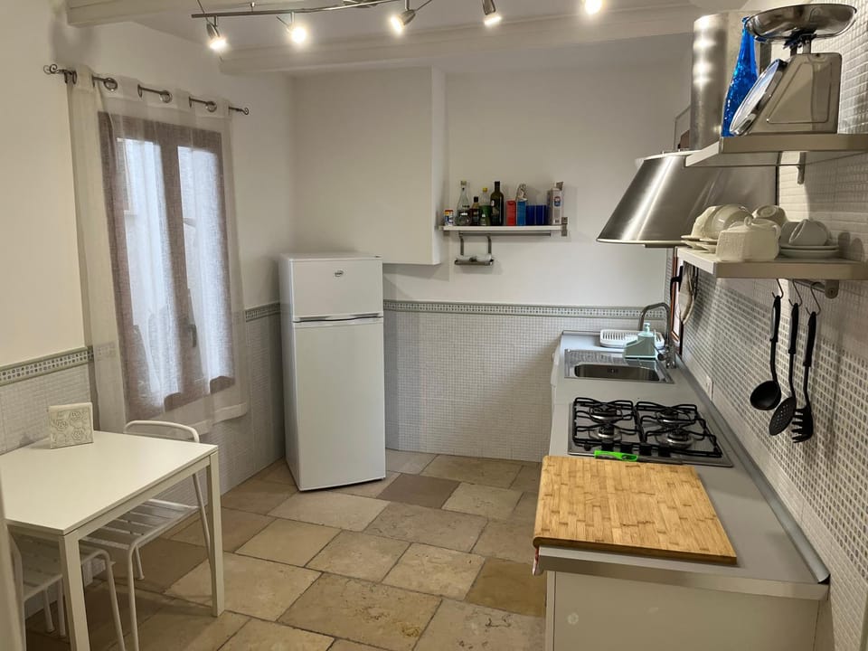 Kitchen or kitchenette, Dining area, dishwasher, oven, pet friendly