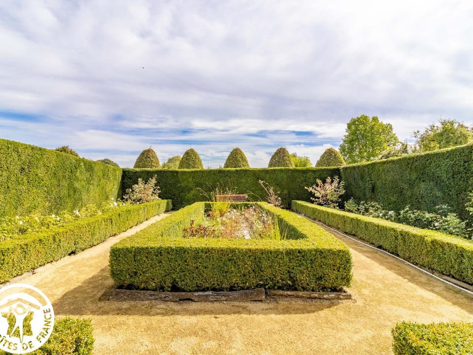 Évasion Romantique au Prieuré avec Jardin en Anjou, Petit-Déjeuner Inclus Bed and Breakfast in Pays de la Loire