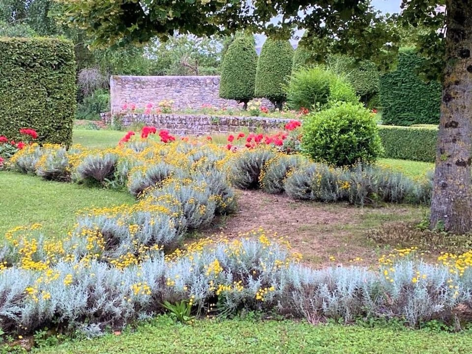 Évasion Romantique au Prieuré avec Jardin en Anjou, Petit-Déjeuner Inclus - FR-1-622-63 Bed and Breakfast in Pays de la Loire