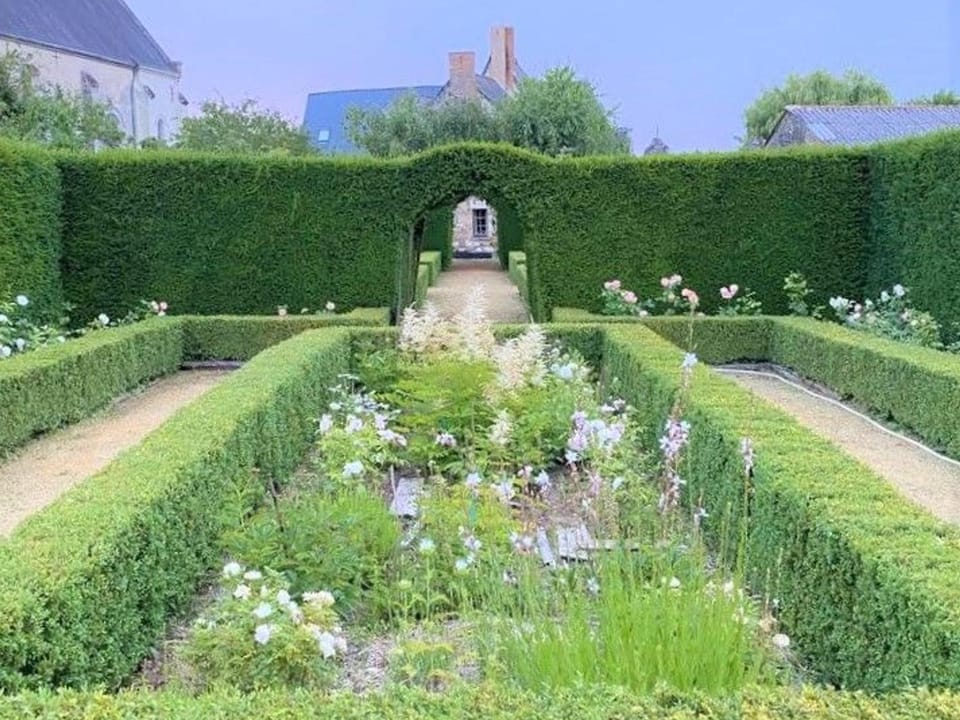 Évasion Romantique au Prieuré avec Jardin en Anjou, Petit-Déjeuner Inclus - FR-1-622-63 Bed and Breakfast in Pays de la Loire