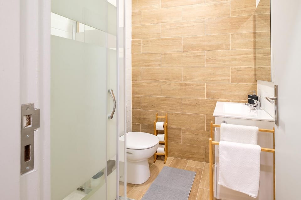 Bathroom, towels