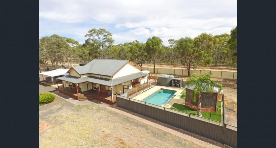 Property building, Spring, Garden, Garden view, Pool view, Swimming pool, sunbed