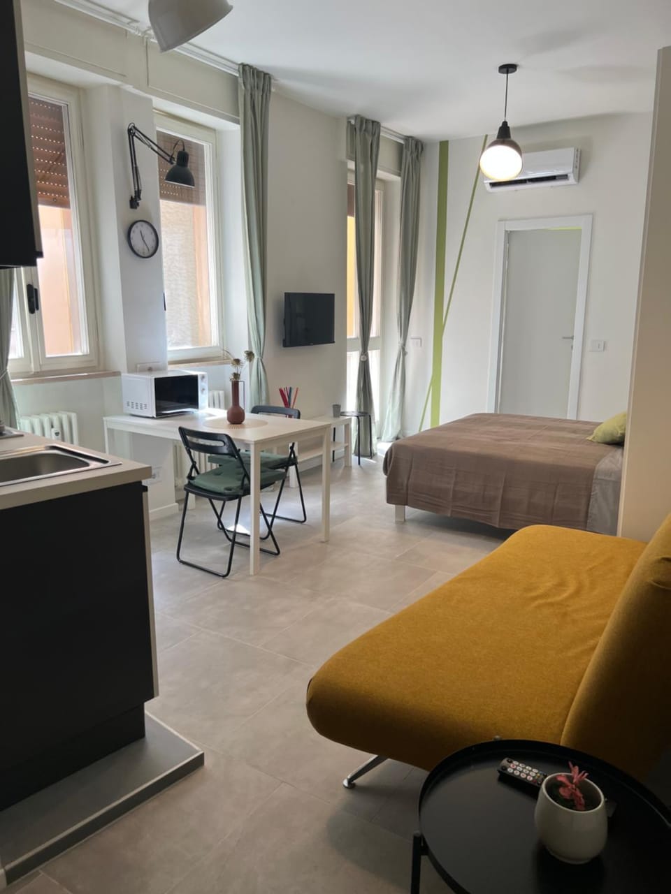 TV and multimedia, Photo of the whole room, Dining area, air conditioner