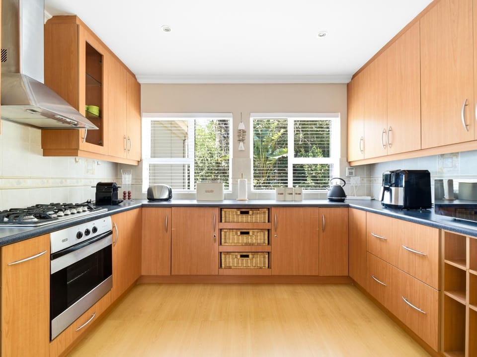 Coffee/tea facilities, oven, stove, kitchen