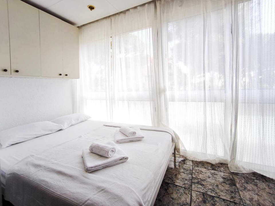 Bed, towels